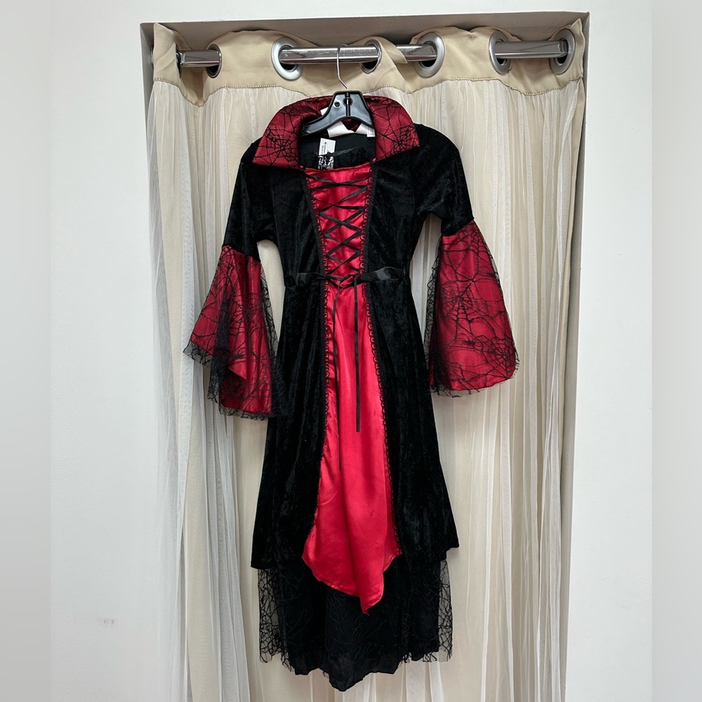 Girls Halloween Costume Vampiress Black/Red Sz  Medium 7-10 Juniors.